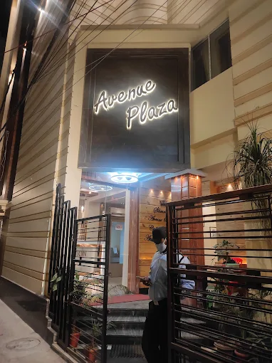 Avenue Plaza